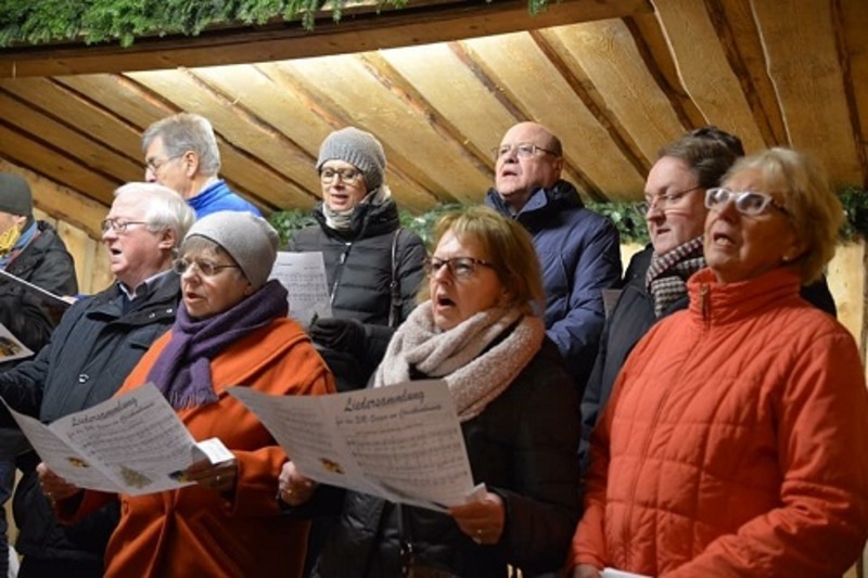 Ein Highlight auf dem Landshuter Christkindlmarkt ist jedes Jahr
das von CSU-Stadtrat Lothar Reichwein organisierte Stadtratssingen.
Nicht fehlen durften auch die Weihnachtsgrüße in vielen Sprachen
Europas und der Welt.