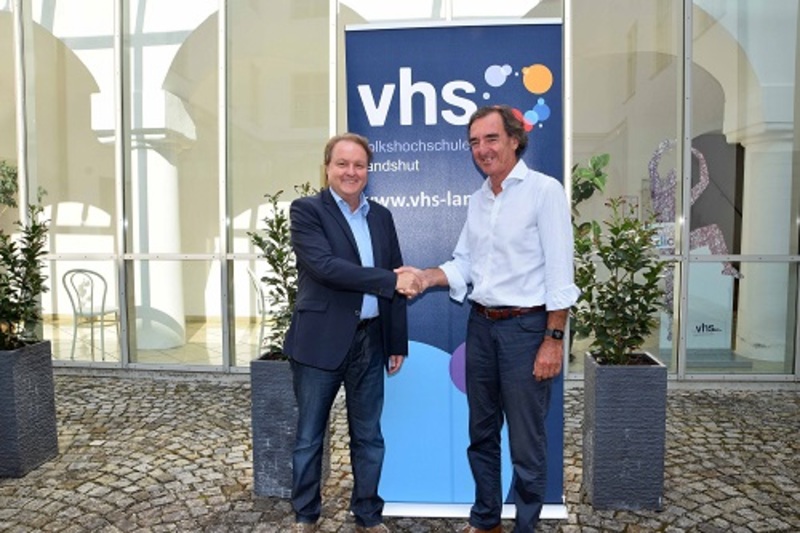 Helmut Radlmeier (l.) und der neue Vorsitzende der VHS Landshut Robert Kloss sprachen über die Zukunfts-pläne der VHS und deren finanzielle Absicherung.