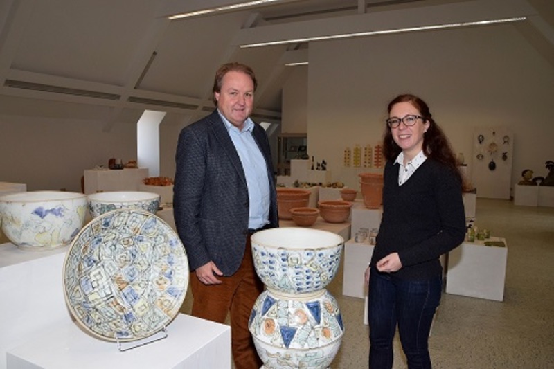 Landtagsabgeordneter Helmut Radlmeier gratulierte der promovierten Ingenieurin Veronika Märkl zu ihrer neuen Stelle als Leiterin der Keramikschule.