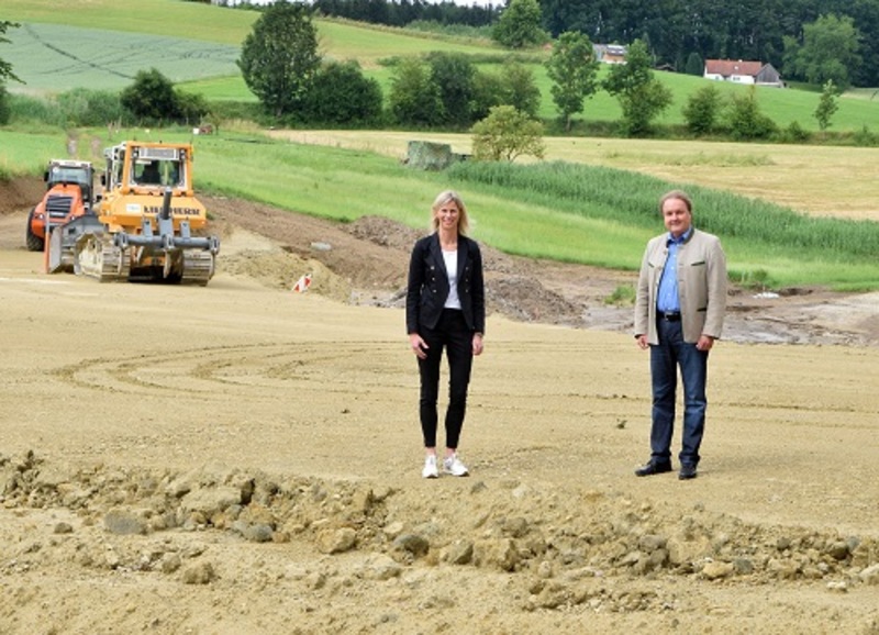 Die Bucher Bürgermeisterin Elisabeth Winklmaier-Wenzl und Helmut Radlmeier vor dem im Bau befindlichen Hochwasserrückhaltebecken Am Hartbeckerforst.