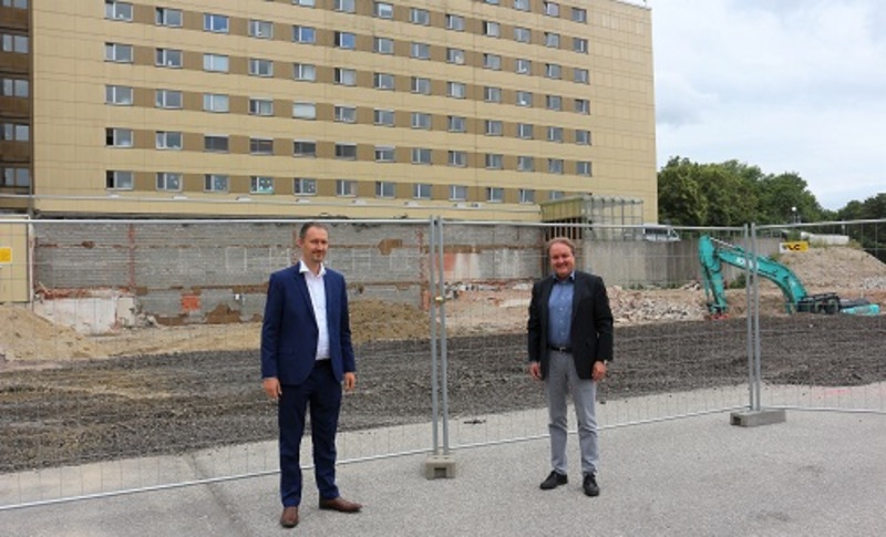 Für den Neubau der Bettenhäuser am Klinikum laufen bereits die Vorarbeiten. André Naumann, Interims-Geschäftsführer des Klinikums, und Helmut Radlmeier freuen sich darüber, dass nun auch die Förderung für das zweite Bettenhaus von der Bayerischen Staatsregierung bewilligt wurde.