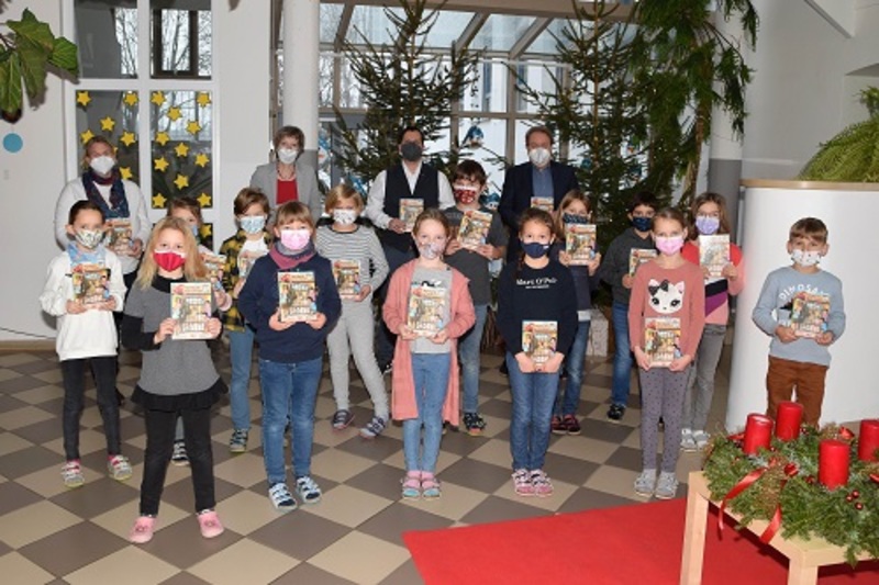 Der Klasse 3a der Grundschule Hohenthann brachte Helmut Radlmeier
einen Satz des Jugendromans Verdacht im Tierheim vorbei.