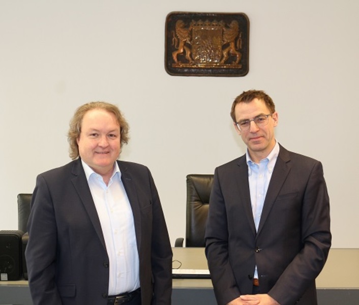 Helmut Radlmeier und Dr.
Christian Zieglmeier, Präsident
des Sozialgerichts
Landshut sprachen über
die Arbeit des Sozialgerichts,
die sich von der
Wiege bis zur Bahre
erstreckt, wie Zieglmeier
zusammenfasste.