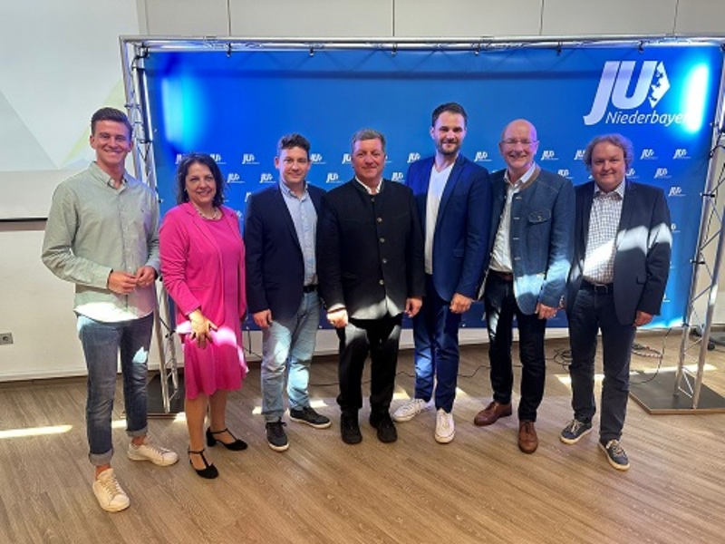 Aus ganz Niederbayern kamen die Delegierten der Jungen Union zur
Bezirksversammlung nach Landshut. Im neuen Bezirksvorstand sind
wieder eine Reihe JUler aus der Region Landshut vertreten.