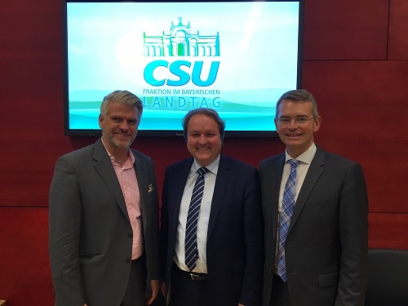 Zusammen mit seinen Kollegen Steffen Vogel (l.) und Peter Tomaschko
vertritt Helmut Radlmeier nun die CSU-Landtagsfraktion im Ältestenrat
des Bayerischen Landtags. Bei der Wahl konnte sich der
Landshuter Abgeordnete über das beste Stimmenergebnis freuen.