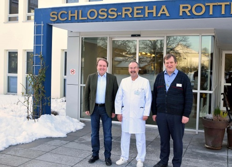 Zum Fachgespräch über die Arbeit in der Schlossklinik
trafen sich Stimmkreisabgeordneter Helmut
Radlmeier, Chefarzt Dr. med. Peter Euler und
Standortvertreter Thomas Rohrmeier.