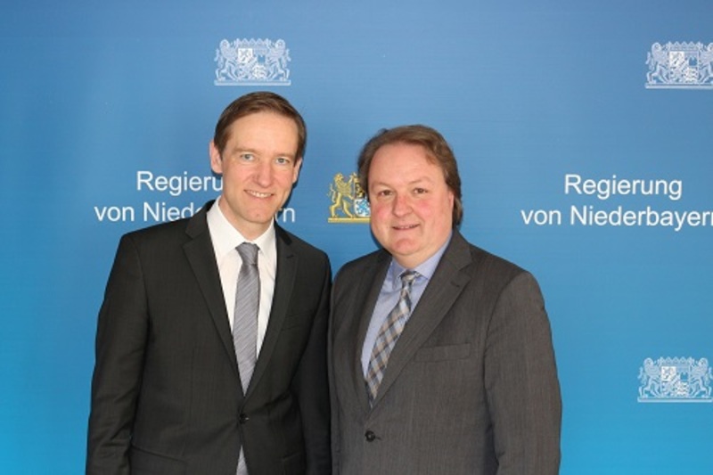 Pflegen einen engen Austausch: Niederbayerns Regierungspräsident
Rainer Haselbeck (l.) und Landshuts Stimmkreisabgeordneter Helmut Radlmeier (CSU).