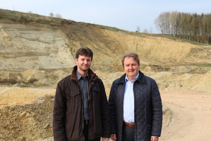 Gemeinderat und CSU-Ortsvorsitzender Bernhard Jauck und der CSU-Landtagsabgeordnete Helmut Radlmeier machten sich vor Ort ein Bild von der Grube bei Kreut.