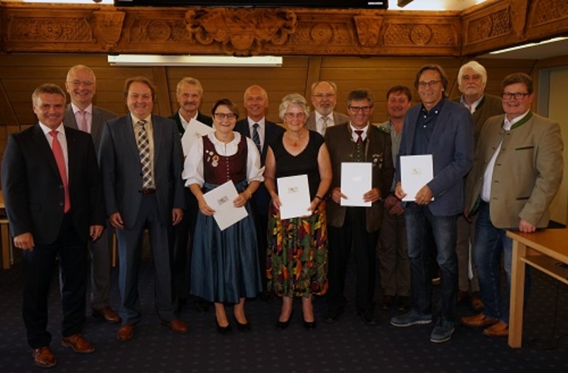 Gleich fünf Bürgerinnen und Bürgern aus dem Landkreis Landshut
wurde die Pflegemedaille bzw. das Ehrenzeichen des Bayerischen
Ministerpräsidenten für ehrenamtliche Verdienste verliehen.