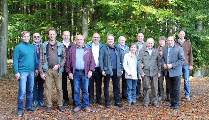 Wie  es  um  die  Waldbestände  im  Landkreis  bestellt  ist,  diskutierten die  Abgeordneten  Helmut  Radlmeier  und  Florian  Oßner  zusammen  mit  dem  CSU-Ortsverband  Tiefenbach  bei  Waldbesitzer  Günther Nold in Tiefenbach. 