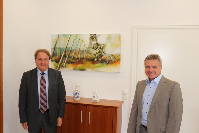 Helmut  Radlmeier  und  Landrat  Peter  Dreier  setzen  sich für eine engere Zusammenarbeit in der Region ein