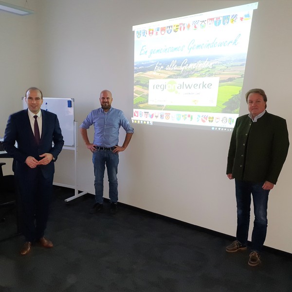 Die  Abgeordneten  Florian  Oßner  (l.)  und  Helmut  Radl-meier  (r.)  beraten  mit  Andreas  Engl,  dem  Gründer  der  regionalwerke, wie die Region Landshut eine Vorreiterrolle bei der Energiewende einnehmen kann.