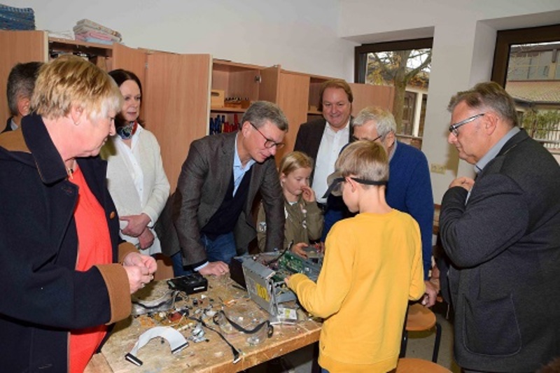 Zusammen mit Wissenschaftsminister Bernd Sibler besuchte Helmut
Radlmeier die erfolgreiche MINT-Werkstatt in Buch.