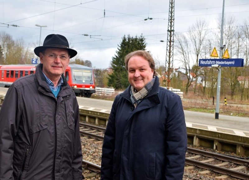 Neufahrns 2. Bürgermeister Otto Pritscher (l.) und Helmut
Radlmeier freuen sich, dass der barrierefreie Ausbau des
Neufahrner Bahnhofes in Sicht ist.