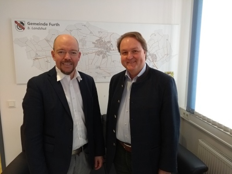 Um die Themen regionaler Strommarkt und den Verkehrsstrom
drehte sich das Gespräch zwischen dem
Landtagsabgeordneten Helmut Radlmeier und Furths
Bürgermeister Andreas Horsche.