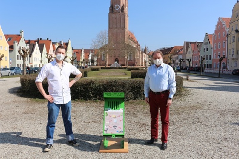 Mit seinem Start-up Refag will der gebürtige Landshuter Florian Eder Zigarettenkippen sammeln und verarbeiten. Aus den Stummeln soll am Ende das Basismaterial für den 3D-Druck werden. Mit der Idee geht das Start-up nun auf Investorensuche.
