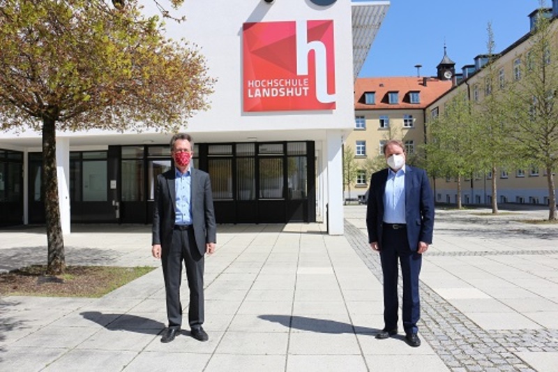 Über den größten Ausbau des Studienangebots an der Hochschule Landshut sprachen Hochschulpräsident Prof.Dr. Fritz Pörnbacher (l.) und Helmut Radlmeier.
