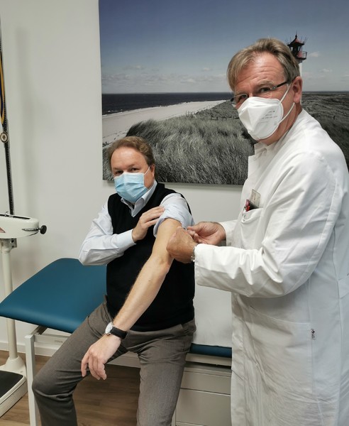 Helmut Radlmeier und Hausarzt Dr. Stefan Schnurer sprachen über die Grippeimpfung. Im Anschluss ließ sich der Abgeordnete selbst impfen.