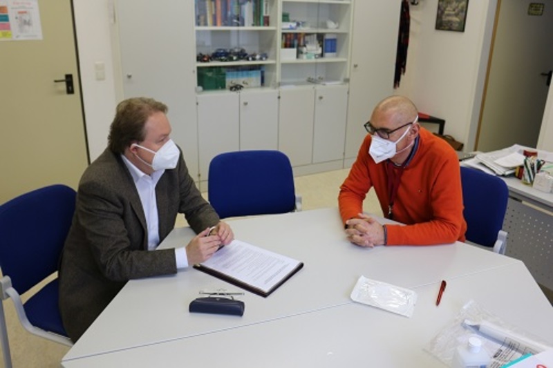 Über die Bewältigung der Corona-Pandemie sprachen der Leiter des Gesundheitsamtes Landshut Dr. Dr. Dr. Heribert Stich und Helmut Radlmeier.