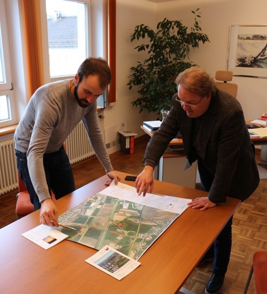 Helmut Radlmeier und Bürgermeister Sebastian Stanglmaier sprachen über die Entwicklung der Marktgemeinde
Altdorf.