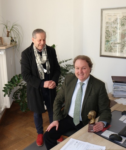 Im Kontext einer Ausstellung zu Roman Herzog nahm Helmut Radlmeier von Richard Hillinger (l.) eine Bronze-Büste des ehemaligen deutschen Bundespräsidenten entgegen.