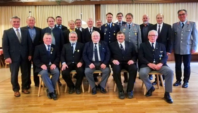 Bei der 66. Frühjahrstagung des Kreiskrieger- und Soldatenverbandes Landshut wurden im Beisein mehrerer Ehrengäste aus der Politik verdiente Mitglieder geehrt. Foto: KKSV