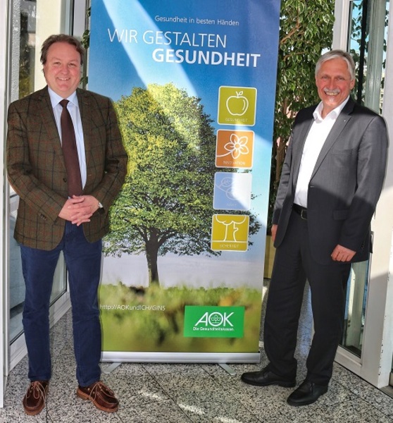 Über die Gesundheitsversorgung im ländlichen Raum sprachen Jürgen Eixner (r.), Leiter der AOK-Direktion Landshut-Kelheim, und Helmut Radlmeier, Mitglied im Gesundheitsausschuss des Bayerischen Landtags.