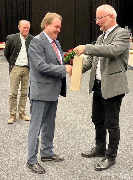Für 20 Jahre Mitarbeit im Landshuter Stadtrat wurde Helmut Radlmeier
von Oberbürgermeister Alexander Putz ausgezeichnet.
Foto: Stadt Landshut
