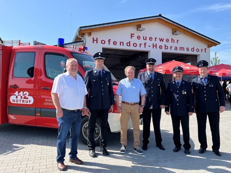Das neue Feuerwehrhaus der FF Hofendorf-Hebramsdorf (Gemeinde
Neufahrn) wurde feierlich eingeweiht. Die Feuerwehrkameraden hatten
sich bei Planung und Bau stark engagiert und Helmut Radlmeier
bei der Standortfrage um Unterstützung gebeten.