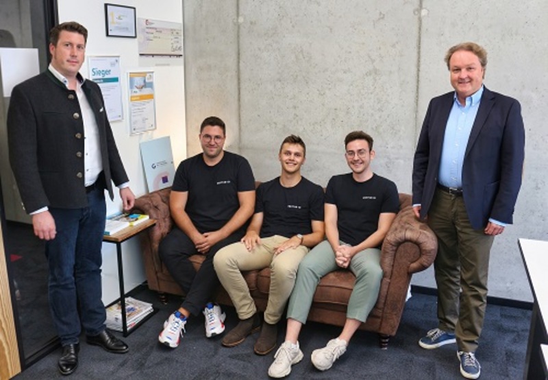 Das Landshuter Start-up Zentur.io hat eine Plattform entwickelt, mit der Kosten in Wärmenetzen gespart werden. Zusammen mit Netzwerkmanager Sebastian Öllerer (l.) stellten die Gründer Michael Detke (2.v.l.) und Alexander Stoll (2.v.r.) und Mitarbeiter Phillip Gerwens (m.) Helmut Radlmeier das junge Unternehmen vor.