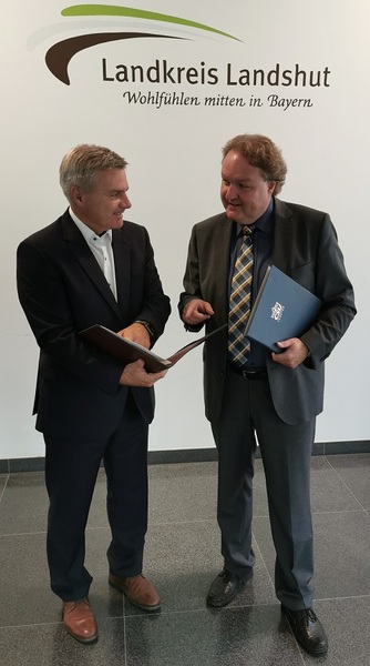 Landrat Peter Dreier und Helmut
Radlmeier sprechen sich für die
Gründung eines Klinikverbundes in
der Region Landshut aus.