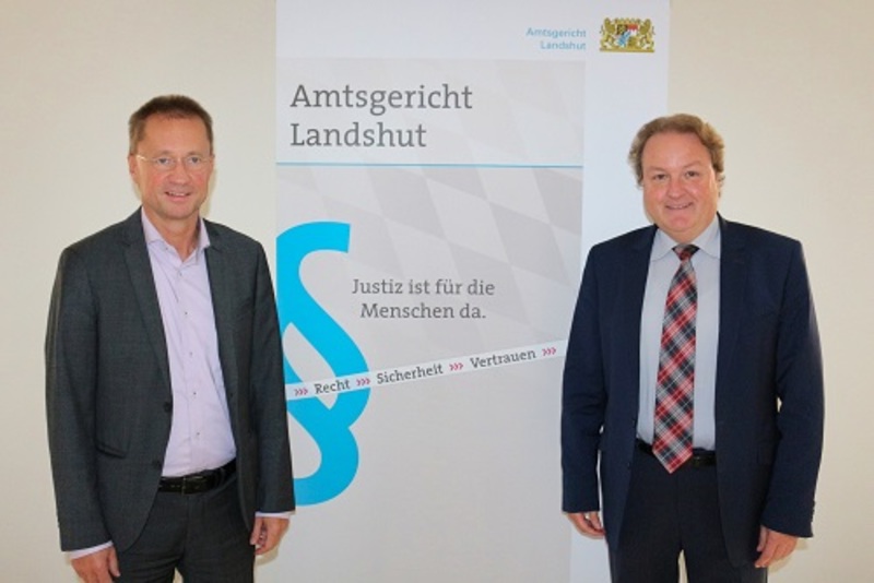 Über den Nutzen der Digitalisierung und deren Voranschreiten am Amtsgericht Landshut sprachen Amtsgerichts-
Direktor Theo Ziegler und Helmut Radlmeier.