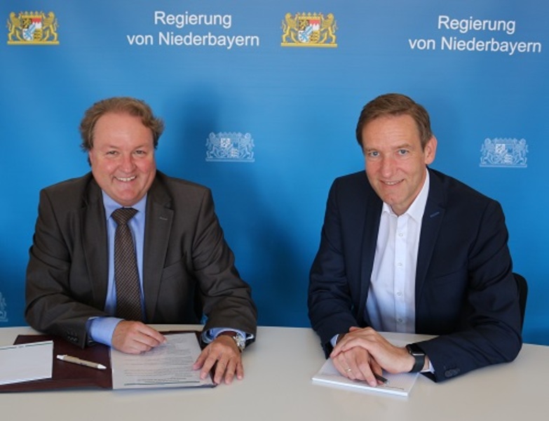 Der Regierungsbezirk Niederbayern trotzt den Krisen dieser Welt. Die Herausforderungen werden aber nicht weniger, wie Regierungspräsident Rainer Haselbeck und Helmut Radlmeier besprachen.