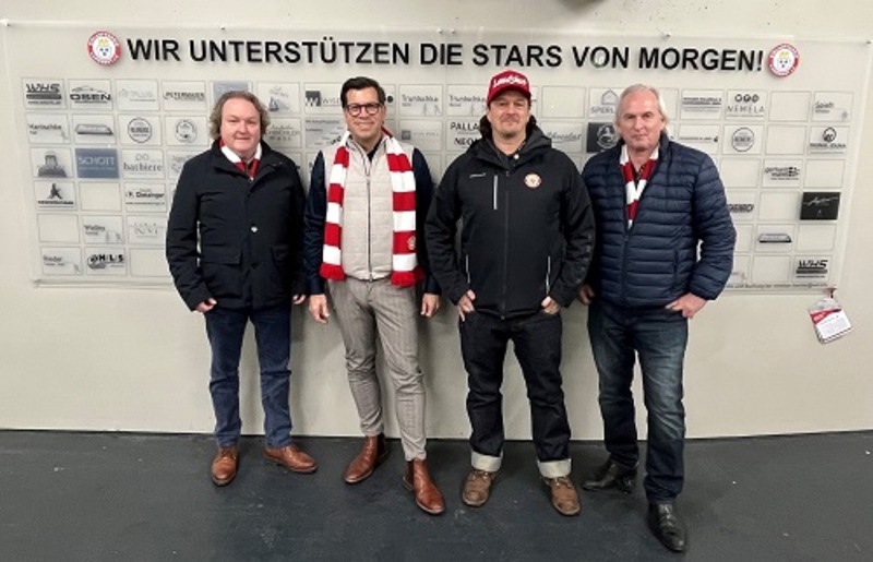 Der EVL ist für seine gute Jugendarbeit bekannt. Für die Weiterführung
sucht der Verein Sponsoren. Lothar Reichwein und Helmut Radlmeier
machen mit und spenden für den Eishockey-Nachwuchs.