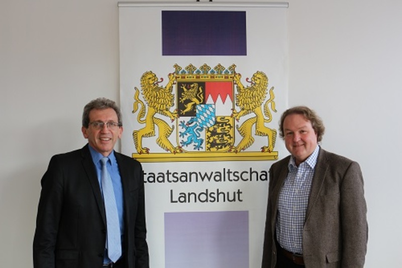 Über die Arbeit der Landshuter Staatsanwaltschaft informierte sich Helmut Radlmeier beim Leitenden Oberstaatsanwalt Georg Freutsmiedl.