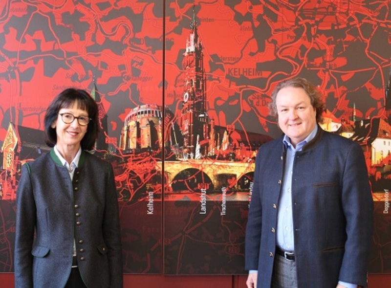 Helmut Radlmeier und Ruth Jakob, Leiterin des Amtes
für Digitalisierung, Breitband und Vermessung Landshut,
sprachen
über die Arbeitsschwerpunkte des Amtes.