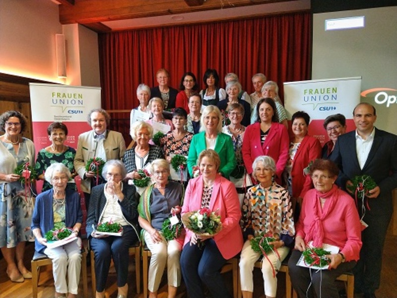 Die Frauen-Union Landshut-Land feierte ihr 50-jähriges Jubiläum mit
Sozialministerin Ulrike Scharf und den Kandidaten für die Landtagsund
Bezirkstagswahl. Die Gelegenheit wurde zudem genutzt, um verdiente
Mitglieder zu ehren.