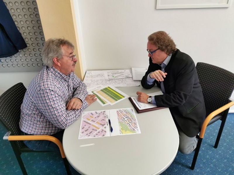 Johann Bergmeier, Vorstandsmitglied
der Wohnungsbaugenossenschaft Landshuter Wohnungsbau e.G., und Helmut
Radlmeier beleuchteten die aktuelle
Lage des Sozialen Wohnungsbaus in der
Region.