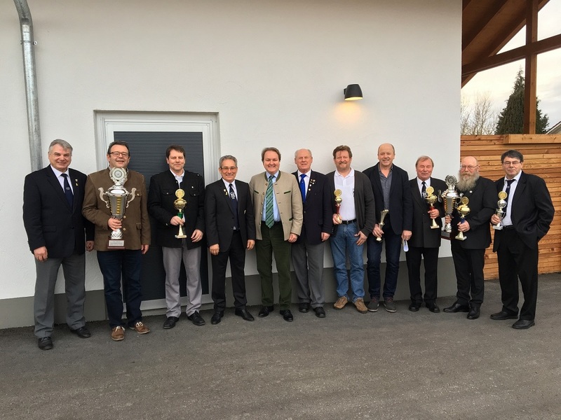 Bei der Preisverleihung des 24. Winterpokal-Schießens des Kreiskrieger- und Soldatenverbandes Landshut in Eching gratulierte Helmut Radlmeier den Gewinnern.