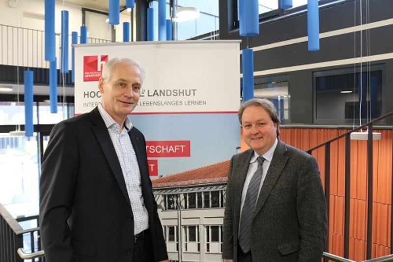 Freuen sich über die neuen Stellen: Prof. Dr. Karl Stoffel(l.), Präsident der Hochschule Landshut und Helmut Radlmeier,Stimmkreisabgeordneter für die Region Landshut.