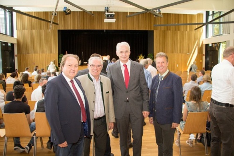 v.r.: Altdorfs Bürgermeister Helmut Maier, Hochschul-Präsident Prof. Dr. Karl Stoffel, Vinzenz Reif und Helmut Radlmeier trafen sich bei der Einweihung der Berufsschule 1 in Landshut.