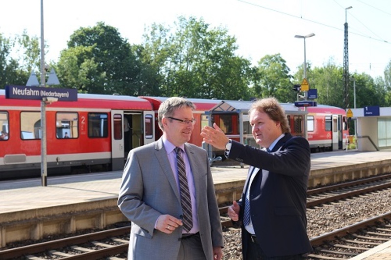Helmut Radlmeier hatte gegenüber Verkehrsstaatssekretär Josef Zellmeier (l.) für ein neues Fahrgastinfosystem geworben. Im Herbst wird ein solches nun am Neufahrner Bahnhof installiert.
