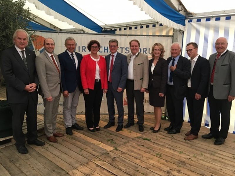 Mit Kultusminister Bernd Sibler kamen die CSU-Amts- und Mandatsträger der Region bei der Eröffnung der Wirtschaftsschau in
Vilsbiburg zusammen.