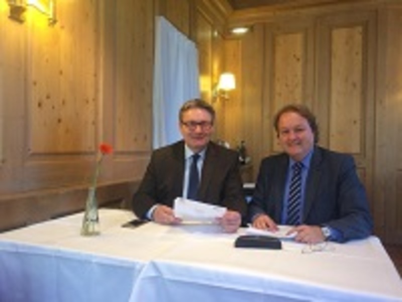 Helmut Radlmeier (r.) und Josef Zellmeier, Staatssekretär für Wohnen, Bau und Verkehr, freuen sich, dass für die Frühpendler von Landshut zum Flughafen eine Lösung gefunden wurde.