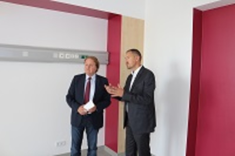 Der Interims-Geschäftsführer des Landshuter Klinikums André Naumann (r.) zeigte dem Landtagsabgeordneten Helmut Radlmeier ein Musterzimmer der neuen Bettenhäuser.